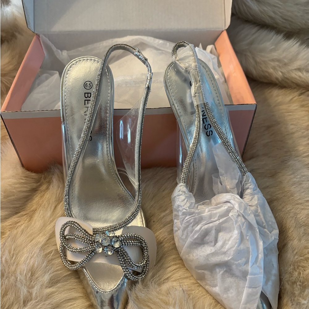 NWT Berness Women's Silver Heels
